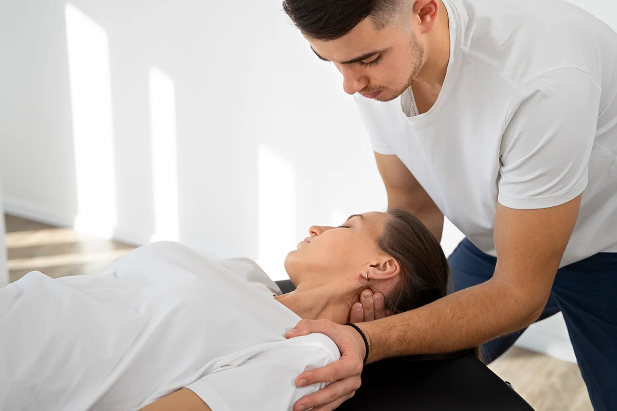 https://alriyadhmc.com/wp-content/uploads/2015/09/Chiropractic03.webp